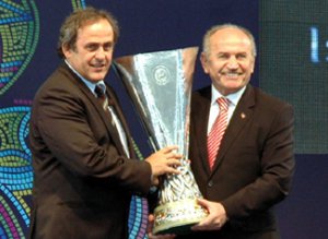 UEFA KUPASI KADİR TOPBAŞ'A TESLİM!