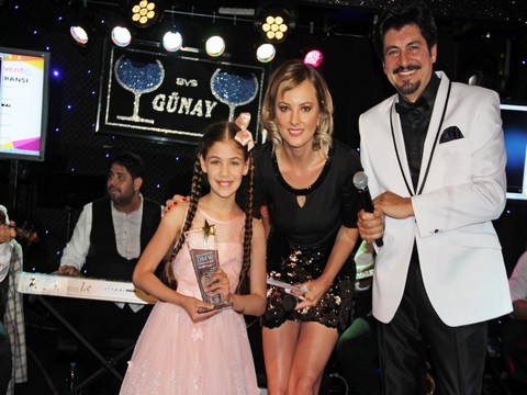 İsabella Damla... KÜÇÜK YILDIZ, SEZONU ÖDÜLLE KAPADI!..