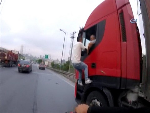 TEM OTOYOLUNDA FİLM SAHNELERİNİ ARATMAYAN KAVGA!..