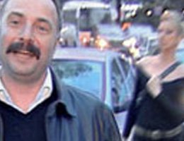 Oktay Kaynarca...BİR GÜNDE 2 AYRI SARIŞINLA KAÇAMAK !..