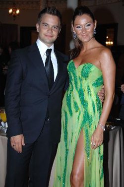 Pınar Altuğ....BÖYLE NİŞANLI DOSTLAR BAŞINA!