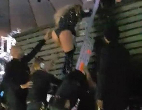 Beyonce... SAHNEDE KABUS!.. MERDİVENLE KURTARILDI!