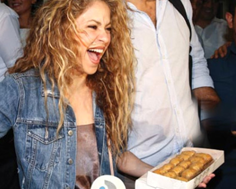 Shakira... GELİR GELMEZ ELİNE TUTUŞTURDULAR!