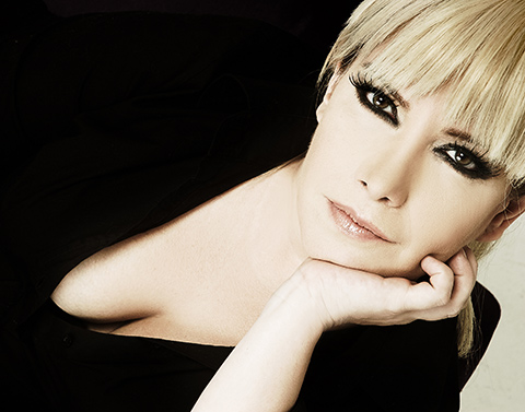 Ebru Aydın... “BİPOLAR“A KIBRIS'TA KLİP!