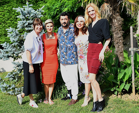 Demet Akbağ ile Çok Aramızda... GÜLDÜRMEYE DEVAM EDİYOR!