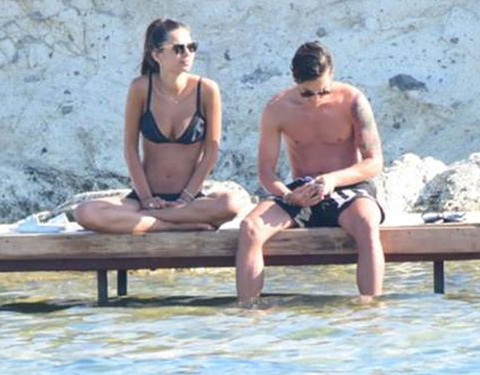 Mesut Özil - Amine Gülşe... ÇEŞME'DE TESELLİ TATİLİ!