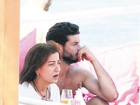 Berk Oktay... ÇIPLAK FOTOĞRAFLARI SIZMIŞTI, TATİLDE YÜZÜ HİÇ GÜLMEDİ!