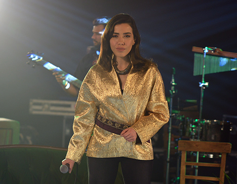 Burcu Güneş... 'OY BENİ VURUN' LİSTELERDE BİR NUMARA!