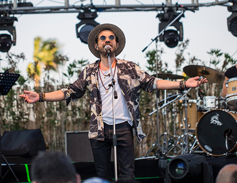 Kenan Doğulu... ALAÇATI'DA PLAJ PARTİSİ!