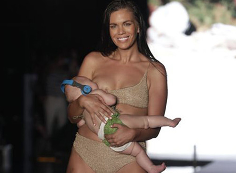 Mara Martin... PODYUMDA HEM YÜRÜDÜ, HEM DE BEBEĞİNİ EMZİRDİ!