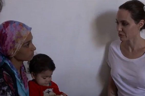 Angelina Jolie... 5 ÇOCUKLU SURİYELİ ANNENİN MİSAFİRİ OLDU!