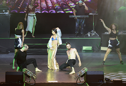 İnna... HARBİYE'DE ÇIPLAK AYAKLA SAHNEDE!..