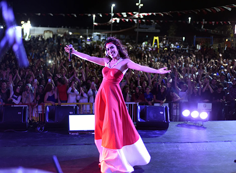 Burcu Güneş... FIRTINALI KONSER, UCUZ ATLATTI!