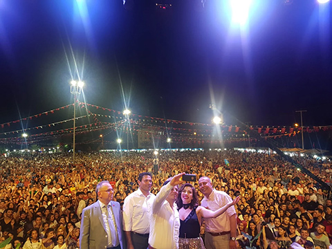 Burcu Güneş... 30 BİNLİK SELFİE İZDİHAMI!..