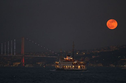 KANLI AY TUTULMASI NEDİR? BİZİ NASIL ETKİLEYECEK?