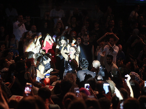 Yıldız Tilbe... YAĞMUR ALTINDA KONSER!