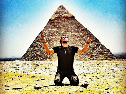 Aref... SAĞLIĞINA KAVUŞTU, PİRAMİTLERDE DUA ETTİ!