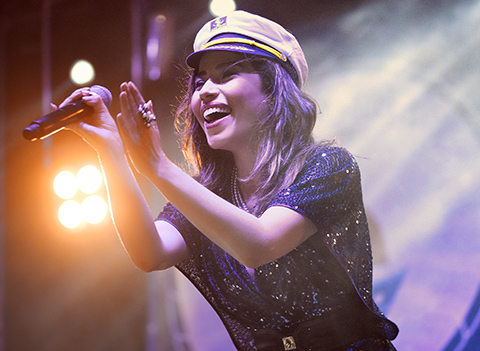 Burcu Güneş... 'ÇEKİLİN YOLDAN, GELİYOR KAPTAN!'