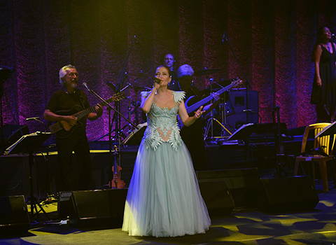 Candan Erçetin... ''KALKIN HADİ, OTURMAYA MI GELDİK?''