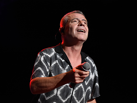 Levent Yüksel... BİNLERCE KİŞİLİK KOROYLA ''BU GECE SON'' DÜETİ