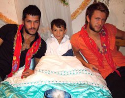 DİZİ SETİNDE GERÇEKTEN SÜNNET OLAN OYUNCU KİM?