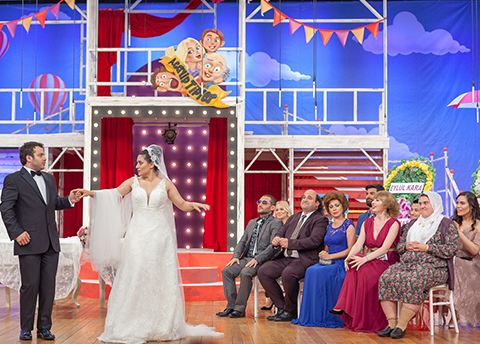 Acayip Tipler... TÜM AİLE EKRAN BAŞINA!