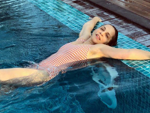 Sertab Erener... MAYOYLA HAVUZ KEYFİ!