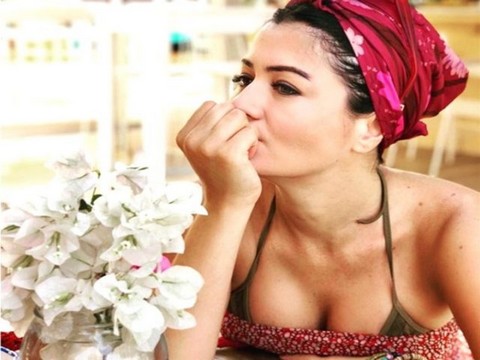 Deniz Çakır... GÖĞÜS DEKOLTESİ İLE SOSYAL MEDYAYI SALLADI!..