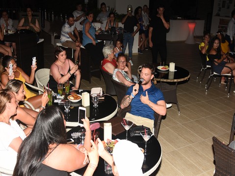 Sinan Akçıl... MİNİK HAYRANLARINI SAHNESİNDE AĞIRLADI!..