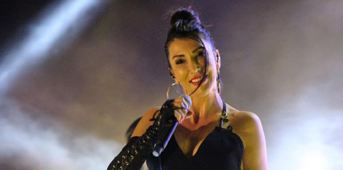Hande Yener... BİKİNİSİNİ GİYDİ, FORMDA HALİYLE DÜŞMAN ÇATLATTI!