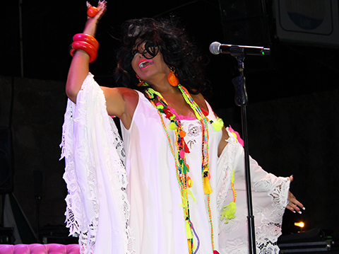 Bülent Ersoy... ALTINOLUKTA 3 BİN KİŞİLİK KORO!