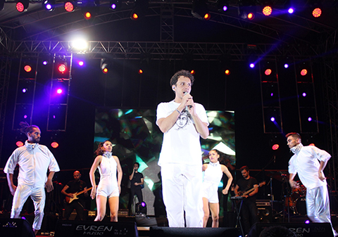 Edis... BAŞKENT'TE ŞARKI VE DANS ŞOV!