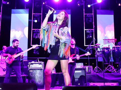 Simge... MİNİ ELBİSESİ İLE NEFES KESTİ!