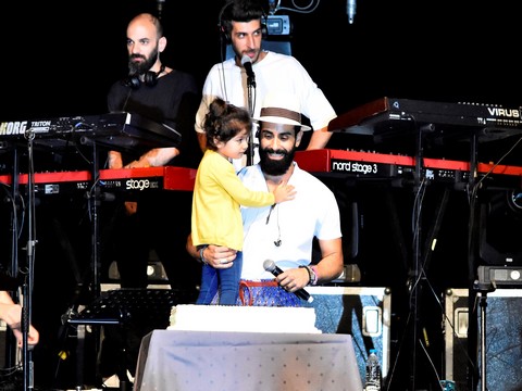 Gökhan Türkmen... İLK ALBÜMÜNÜN 10. YILINDA PASTAYI KIZIYLA KESTİ!..