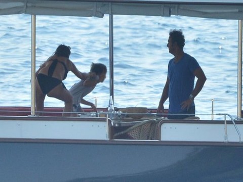 Nil Karaibrahimgil... TEKNESİNDEN DAYAK GÖRÜNTÜLERİ!..