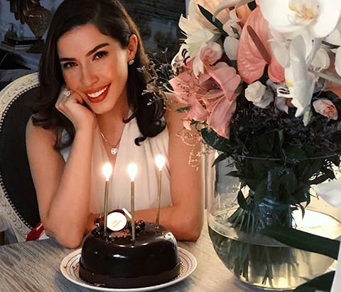 Burcu Güneş...HAYRANLARINDAN DOĞUM GÜNÜ SÜRPRİZİ