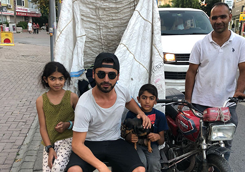 Emre Kaya... SOKAK ÇOCUKLARININ GELECEĞİNE DOKUNDU!