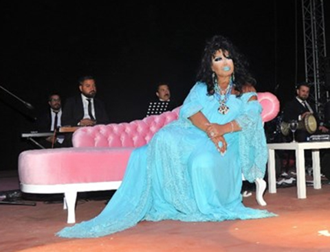 Bülent Ersoy...ÇEŞME'DE İZDİHAM, ELBİSESİNİ PARÇALADILAR!