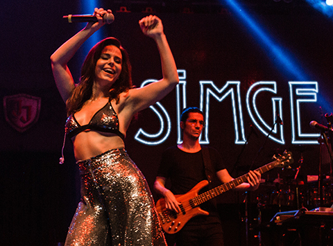 Simge... KENDİNİ ÖZGÜR ARAS'A EMANET ETTİ!