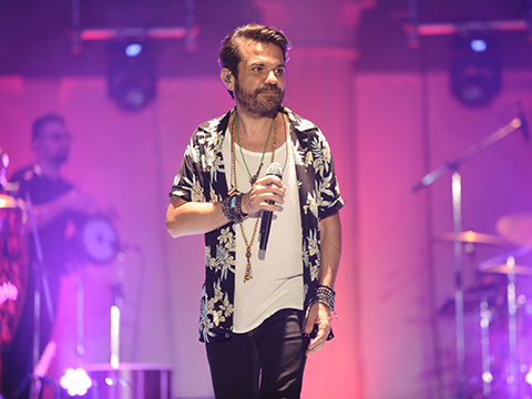 Kenan Doğulu... PROTOKOLÜ İPTAL ETTİ, HERKESİ SAHNE ÖNÜNE DAVET ETTİ!