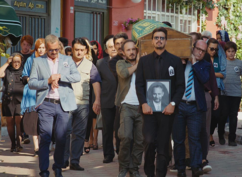 Keşke Hiç Büyümeseydik... “ÇOCUKLAR BABALARINI HAYATTA BİR KEZ SIRTLARINA ALIRLAR!”