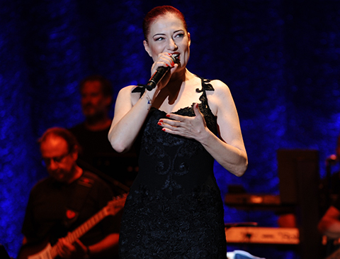 Candan Erçetin... BAŞKENT'TE DE ÇIPLAK AYAK!..