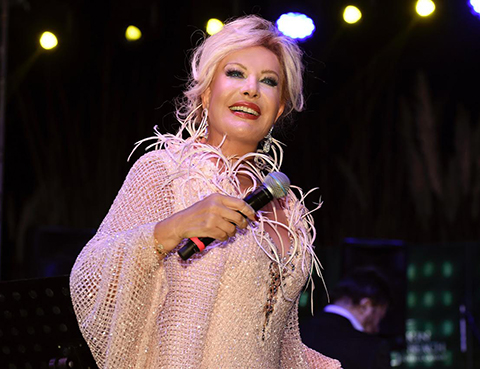 Emel Sayın... LONDRA'DAN KIBRIS'A HEDİYE KÜPE!