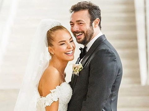 Bengü... 7.5 AYLIK HAMİLE OLAN ŞARKICI YATAK SIRRINI AÇIKLADI!..