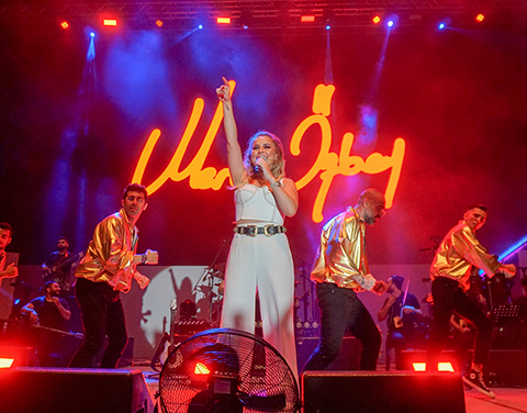 Merve Özbey... 39 DERECE ATEŞLE SAHNEDE!