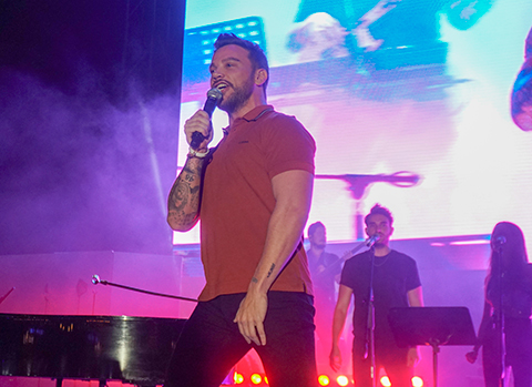 Sinan Akçıl... SAHNEDEN AŞKINI HAYKIRDI!..