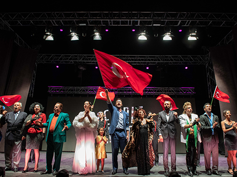 Seninle Başım Dertte... MÜZİKALDE ÇİFTE KUTLAMA!