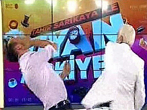 Tahir Sarıkaya... CANLI YAYINDA DAYAK YEDİ!..