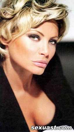 Seray Sever....SEKSİ SUNUCU YENİDEN EKRANLARDA...