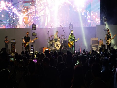 Seksendört... YAĞMURA RAĞMEN KONSERE DEVAM!..